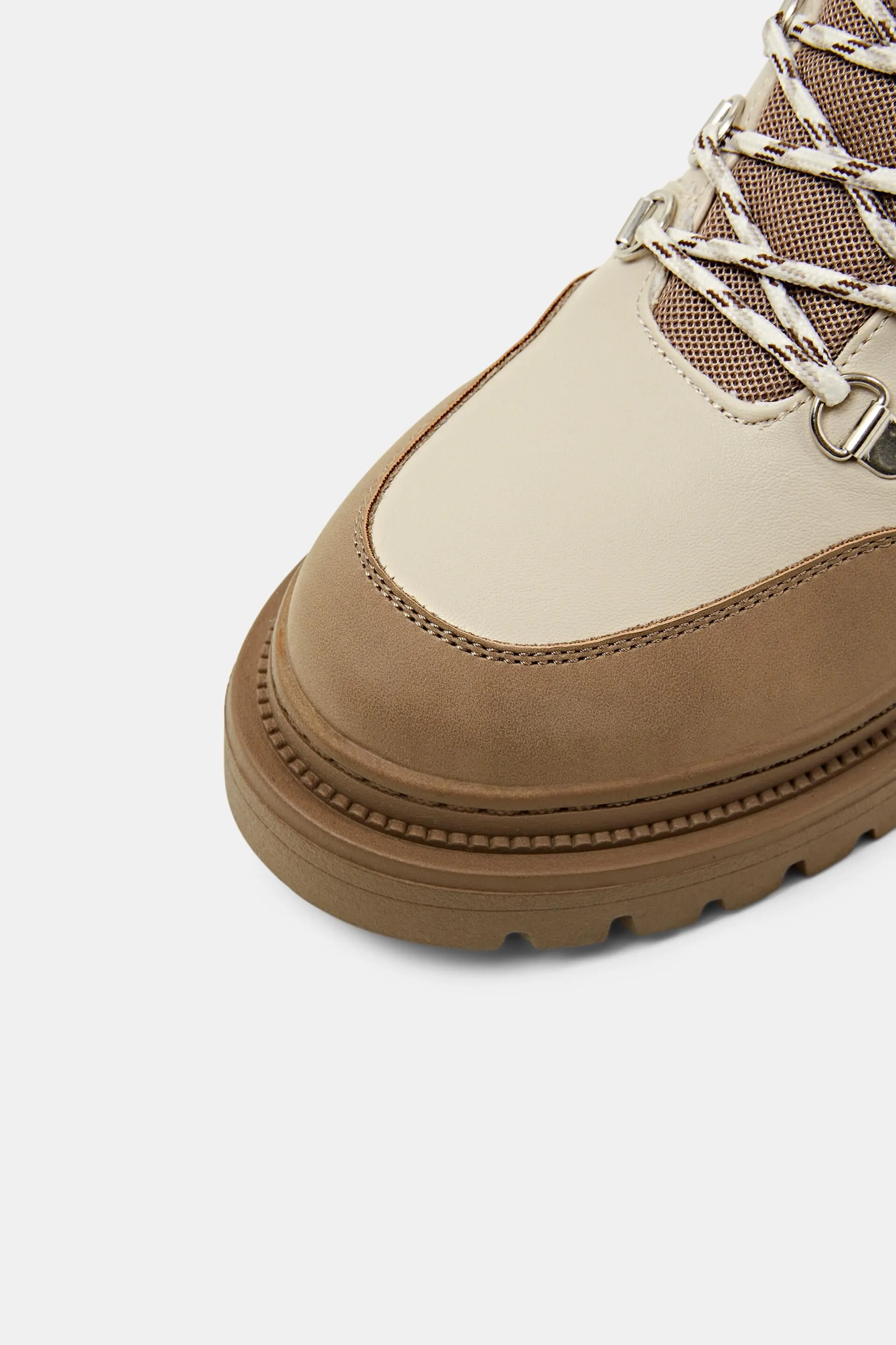 Botas veganas de estilo montaña