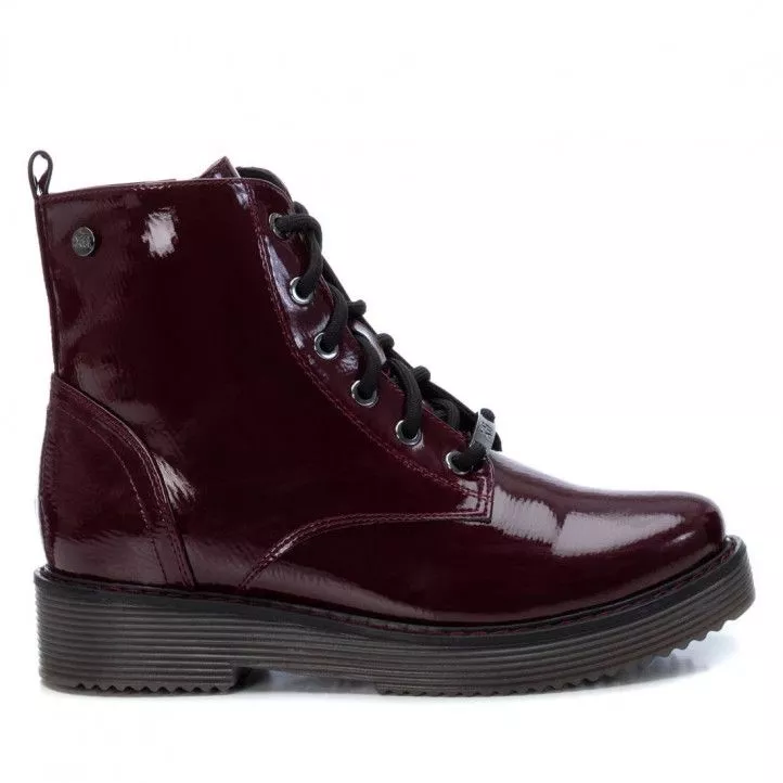 Botines planos Xti burdeos de charol con cordones