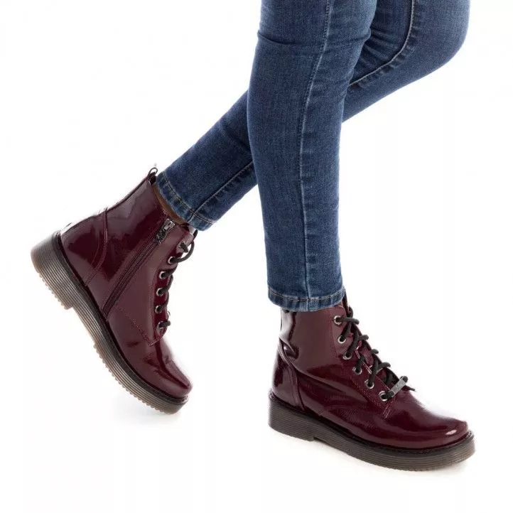 Botines planos Xti burdeos de charol con cordones