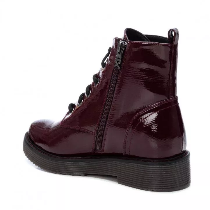 Botines planos Xti burdeos de charol con cordones