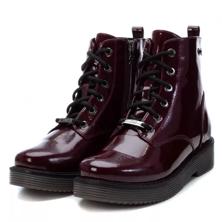 Botines planos Xti burdeos de charol con cordones
