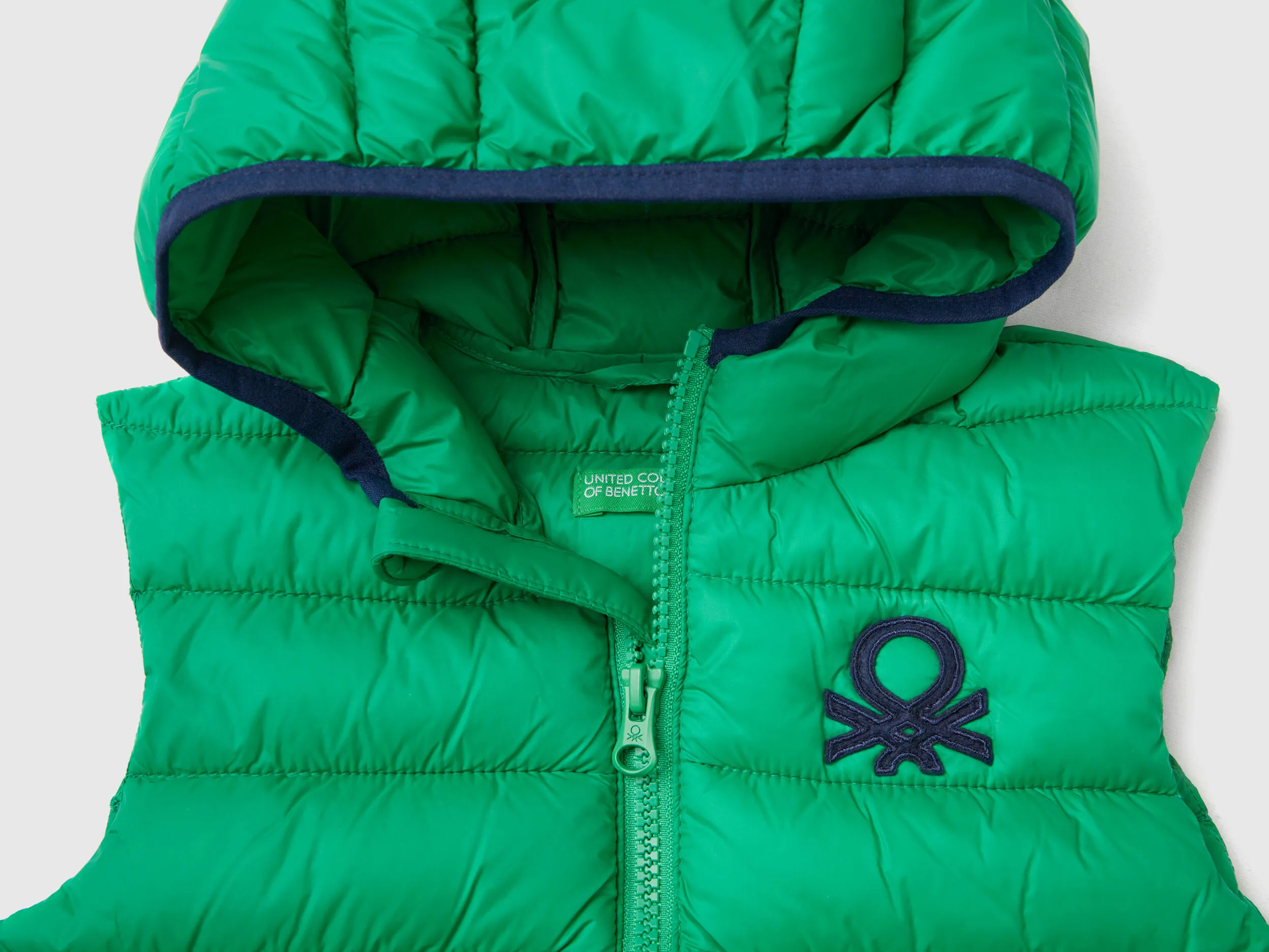 Chaleco acolchado con capucha
