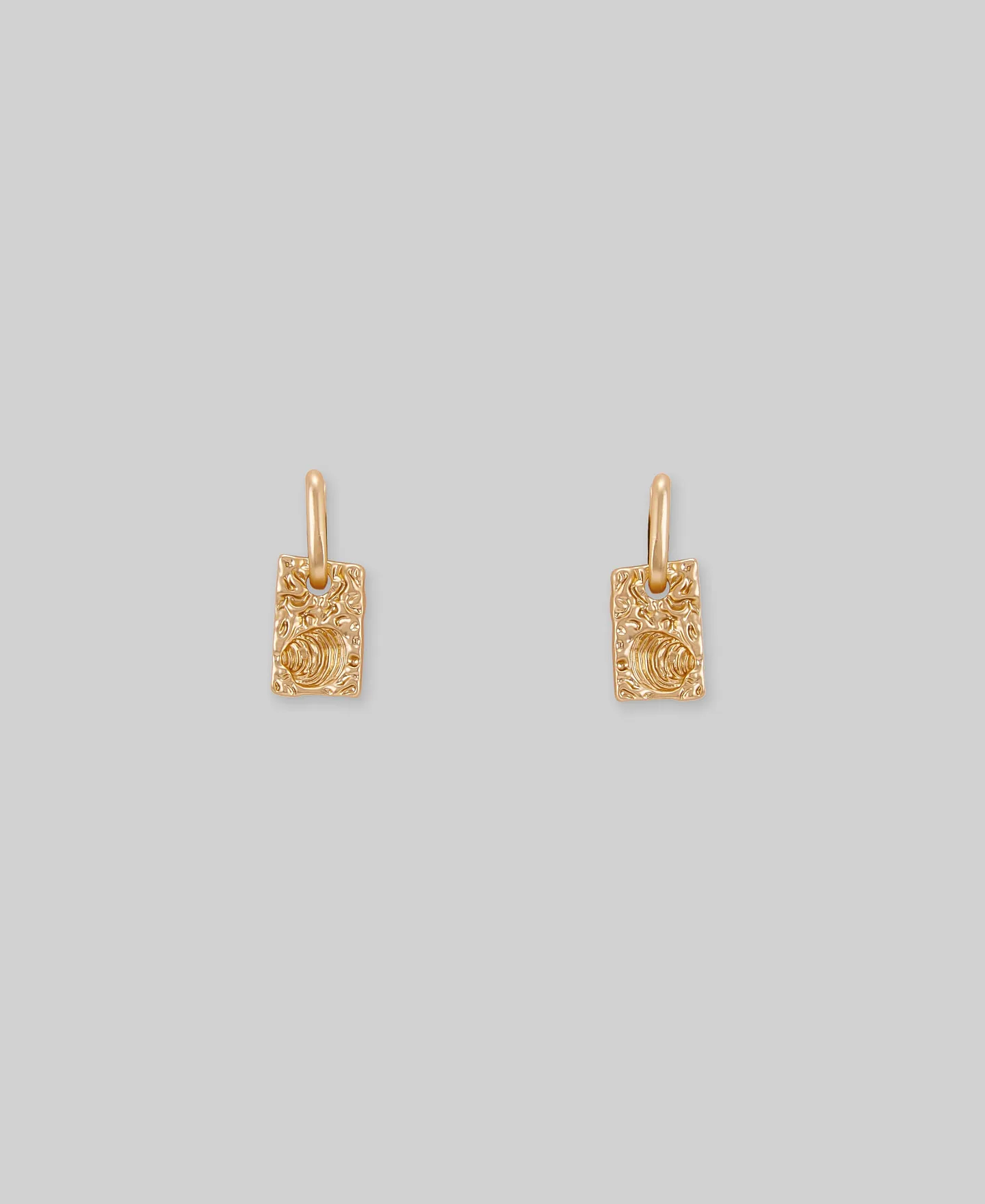 Golden earrings with shell relief woman