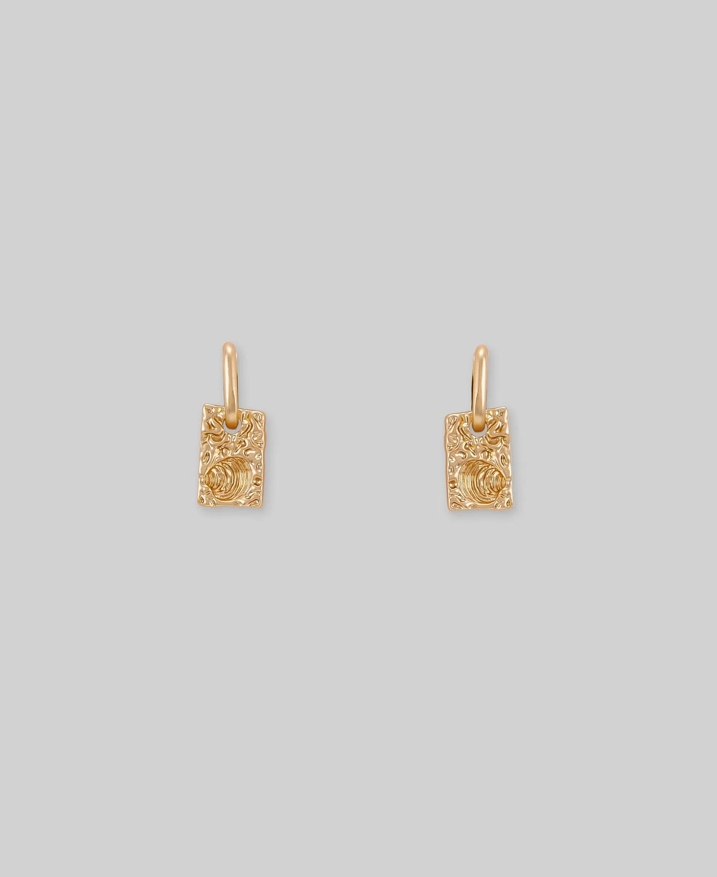 Golden earrings with shell relief woman