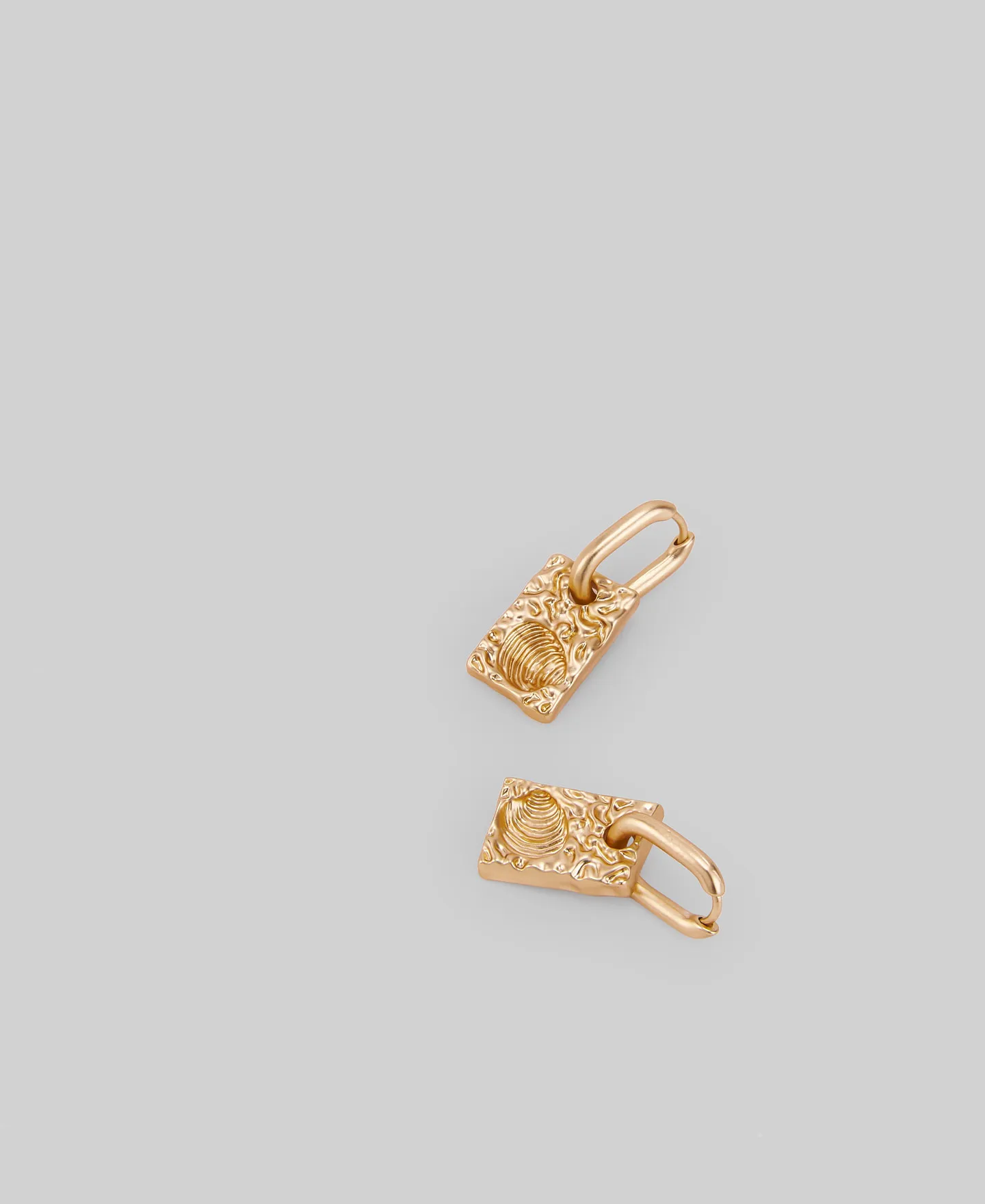 Golden earrings with shell relief woman
