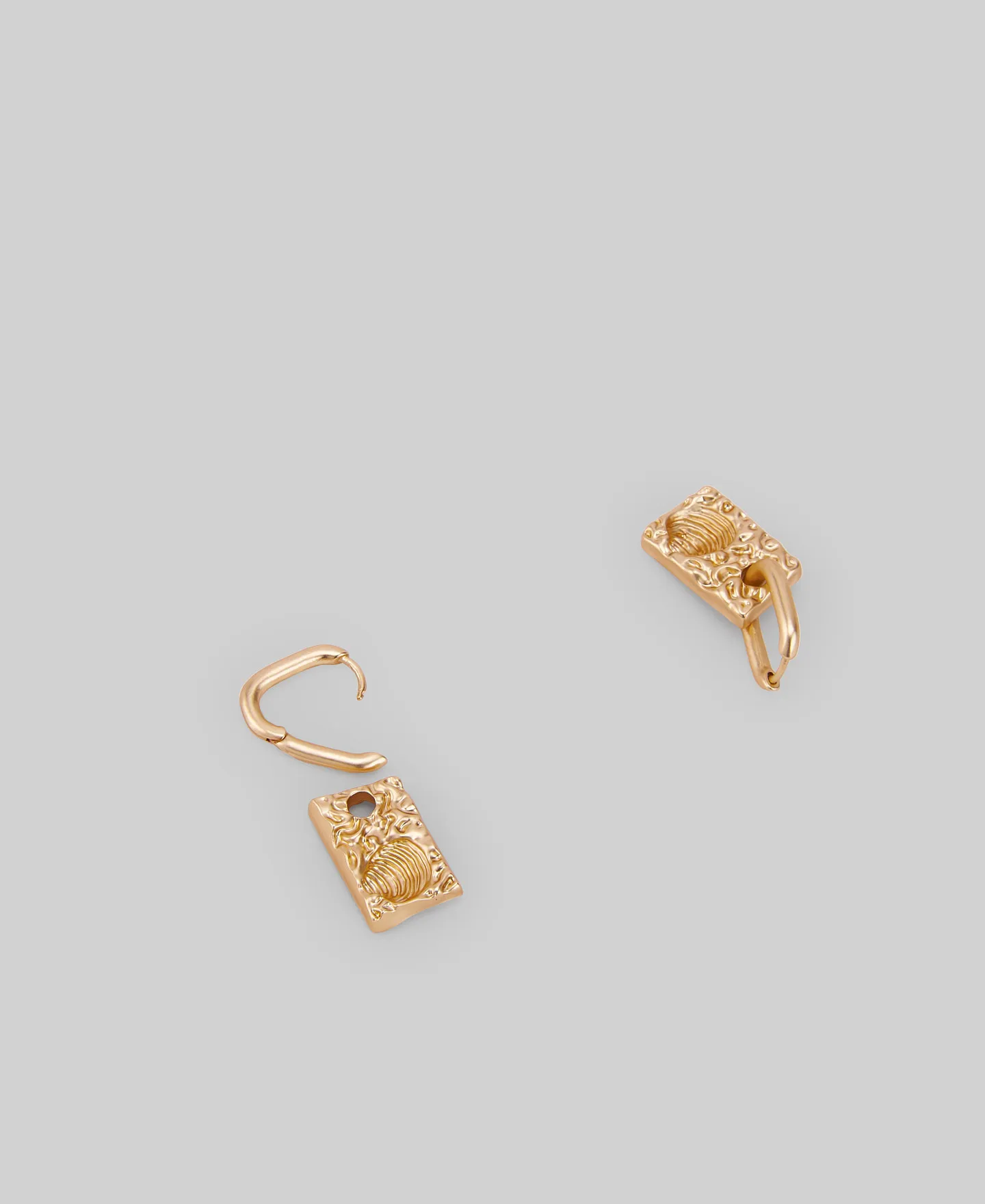 Golden earrings with shell relief woman