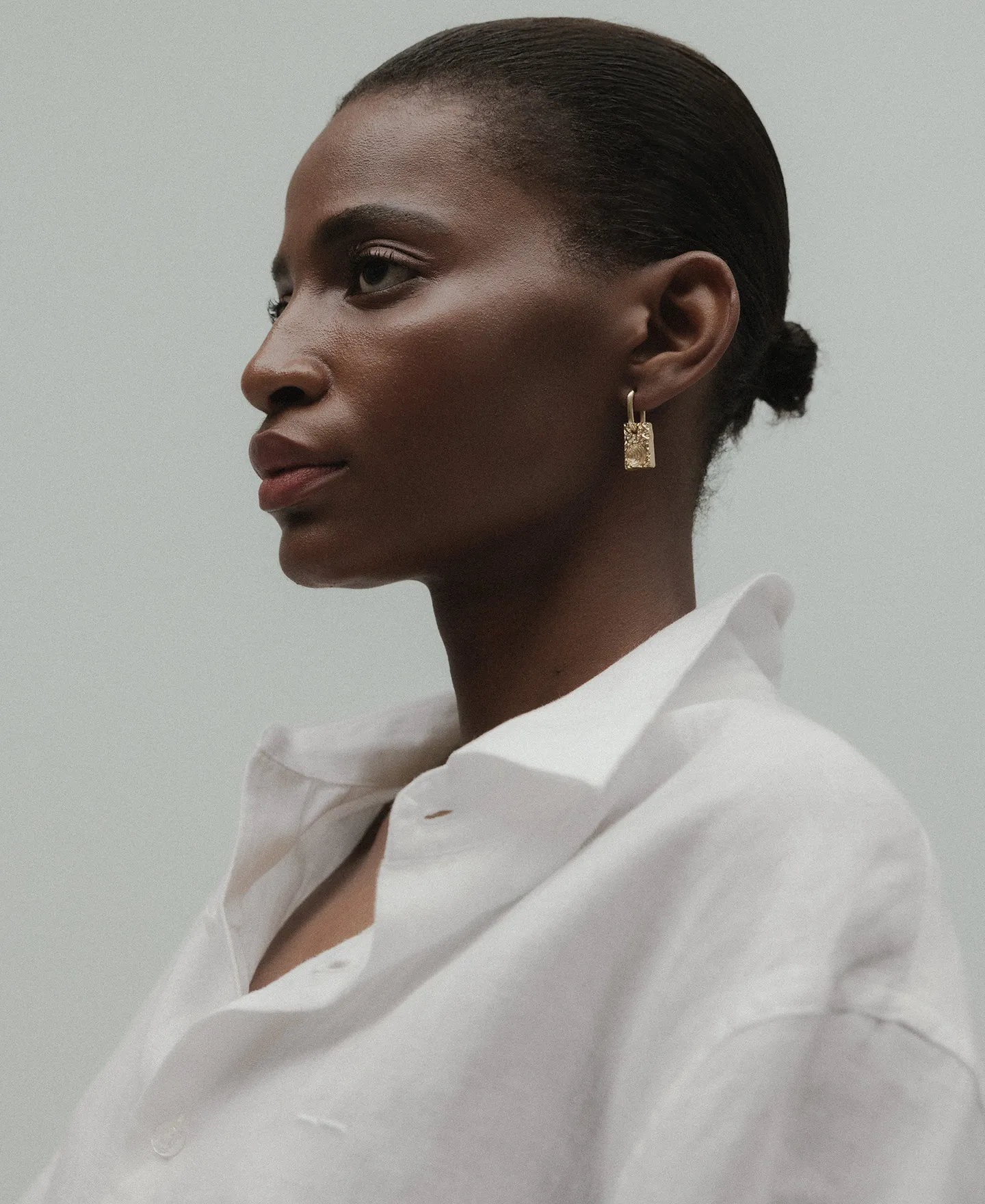 Golden earrings with shell relief woman