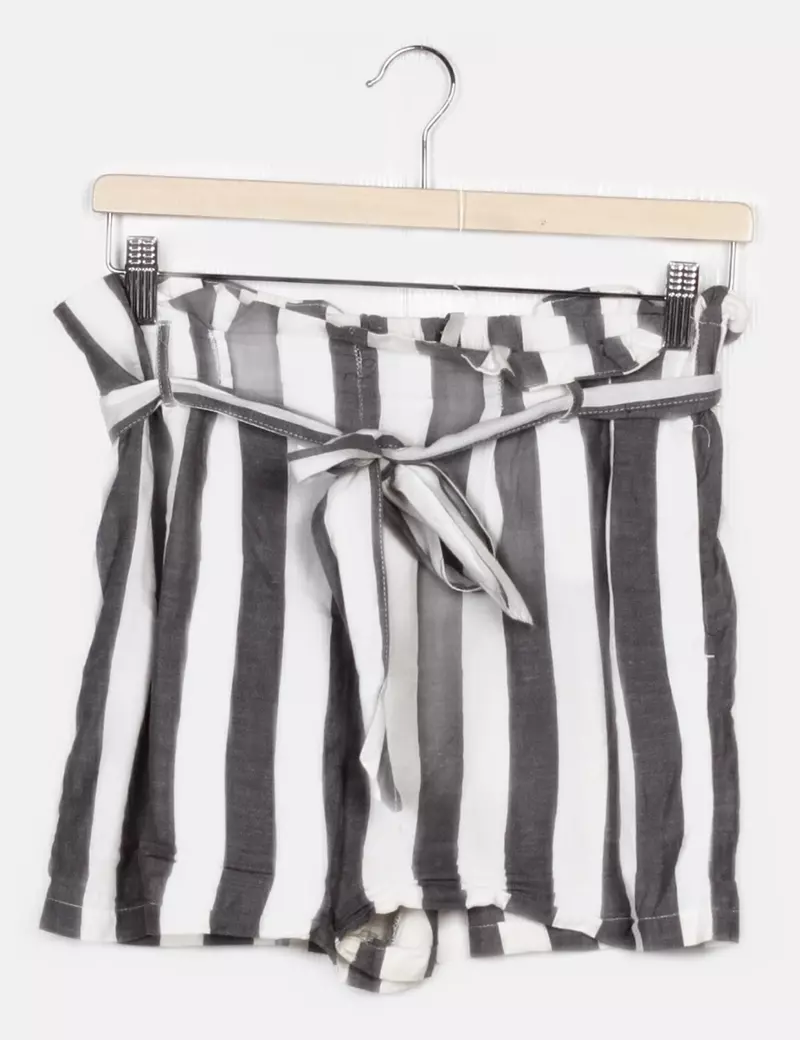 Stradivarius Pantalones de tela Cortos