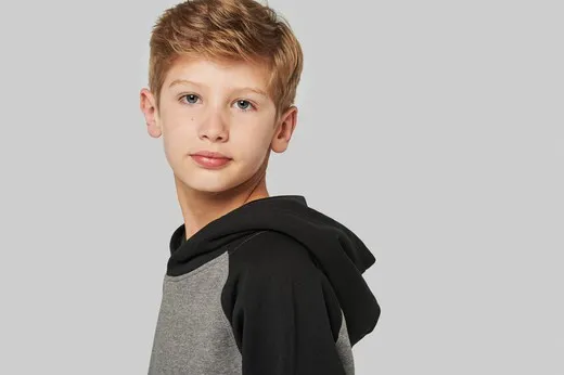 Sudadera bicolor con capucha para niños