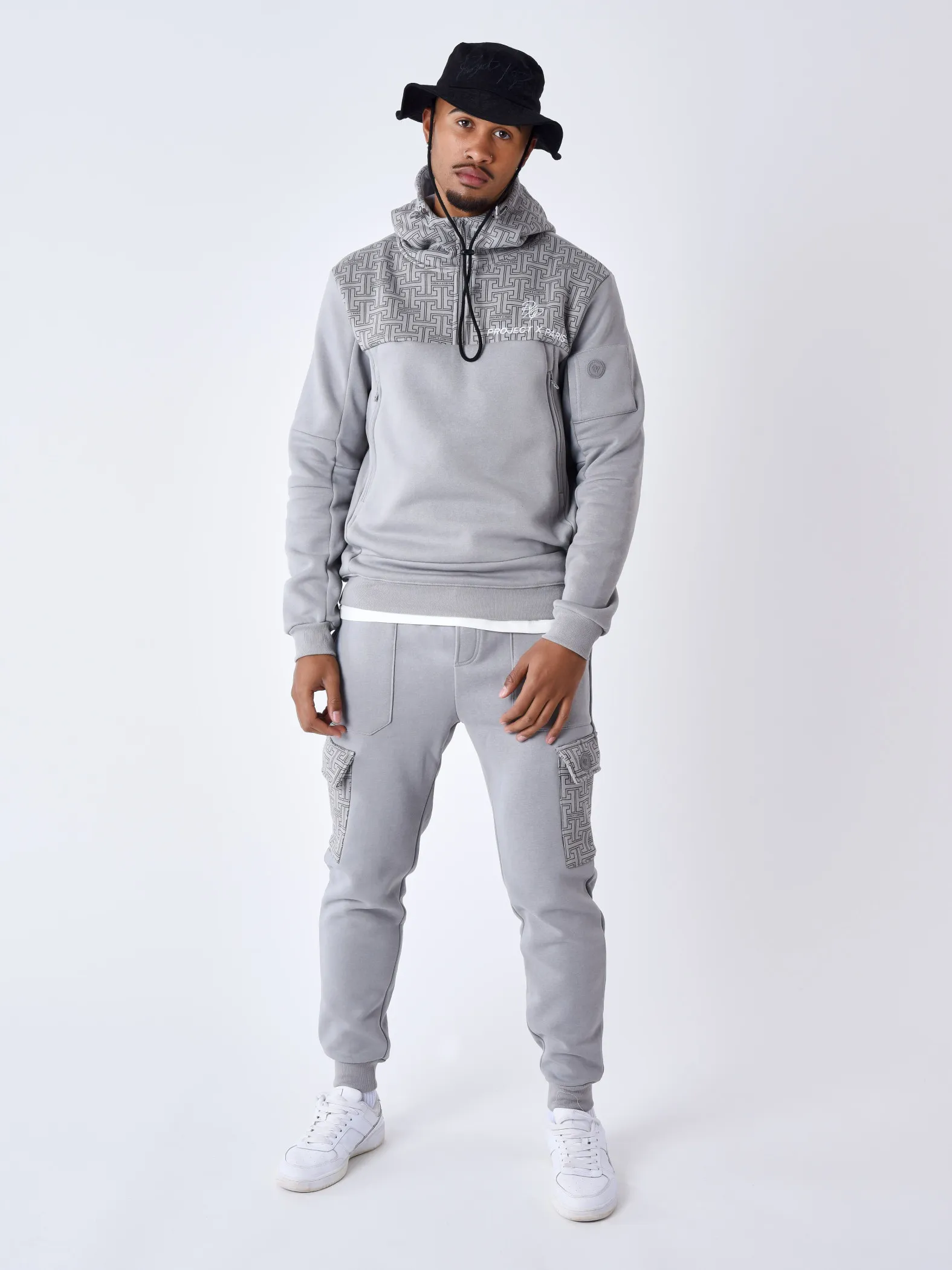 Sudadera con capucha estampada con monograma