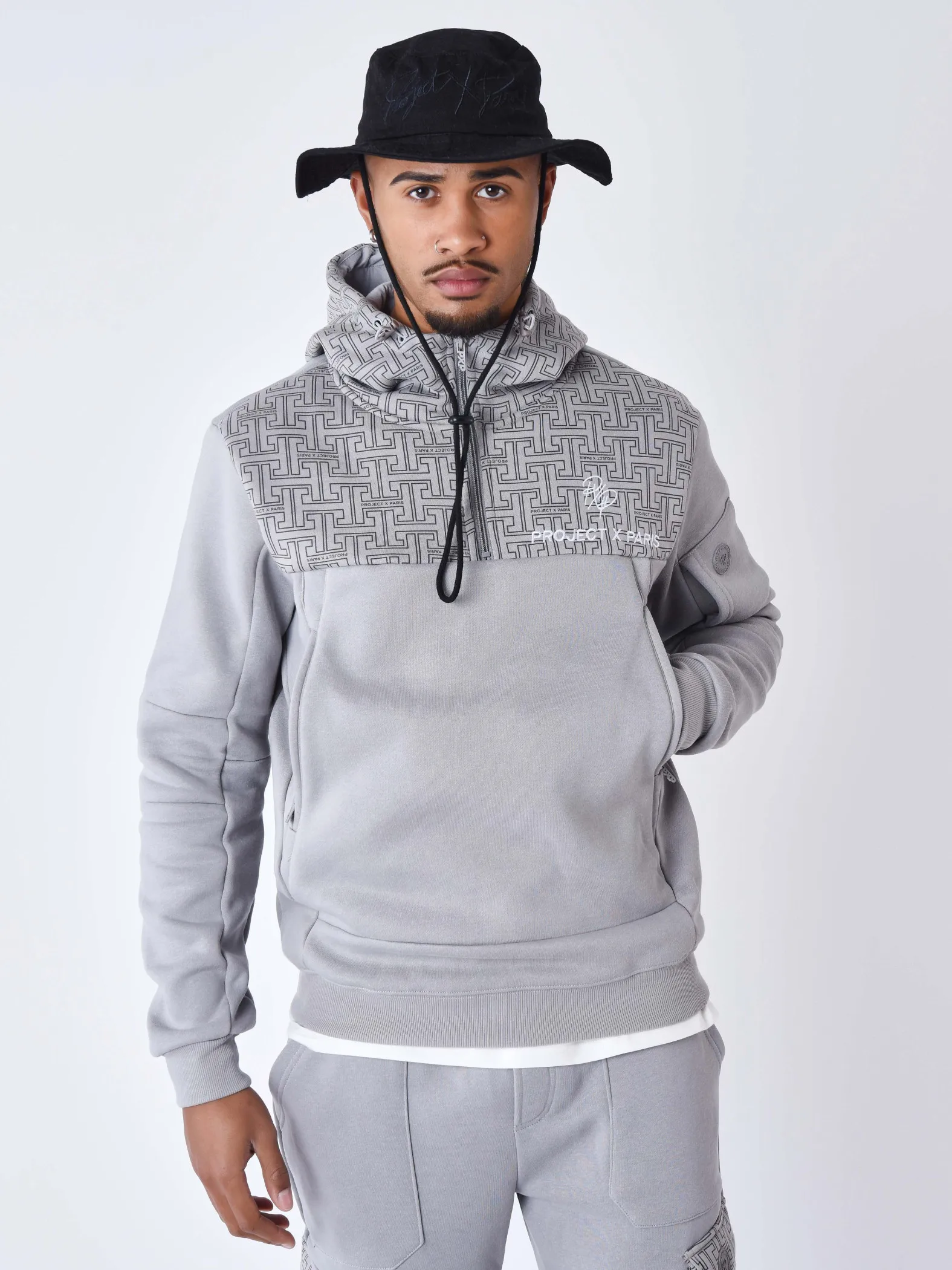 Sudadera con capucha estampada con monograma