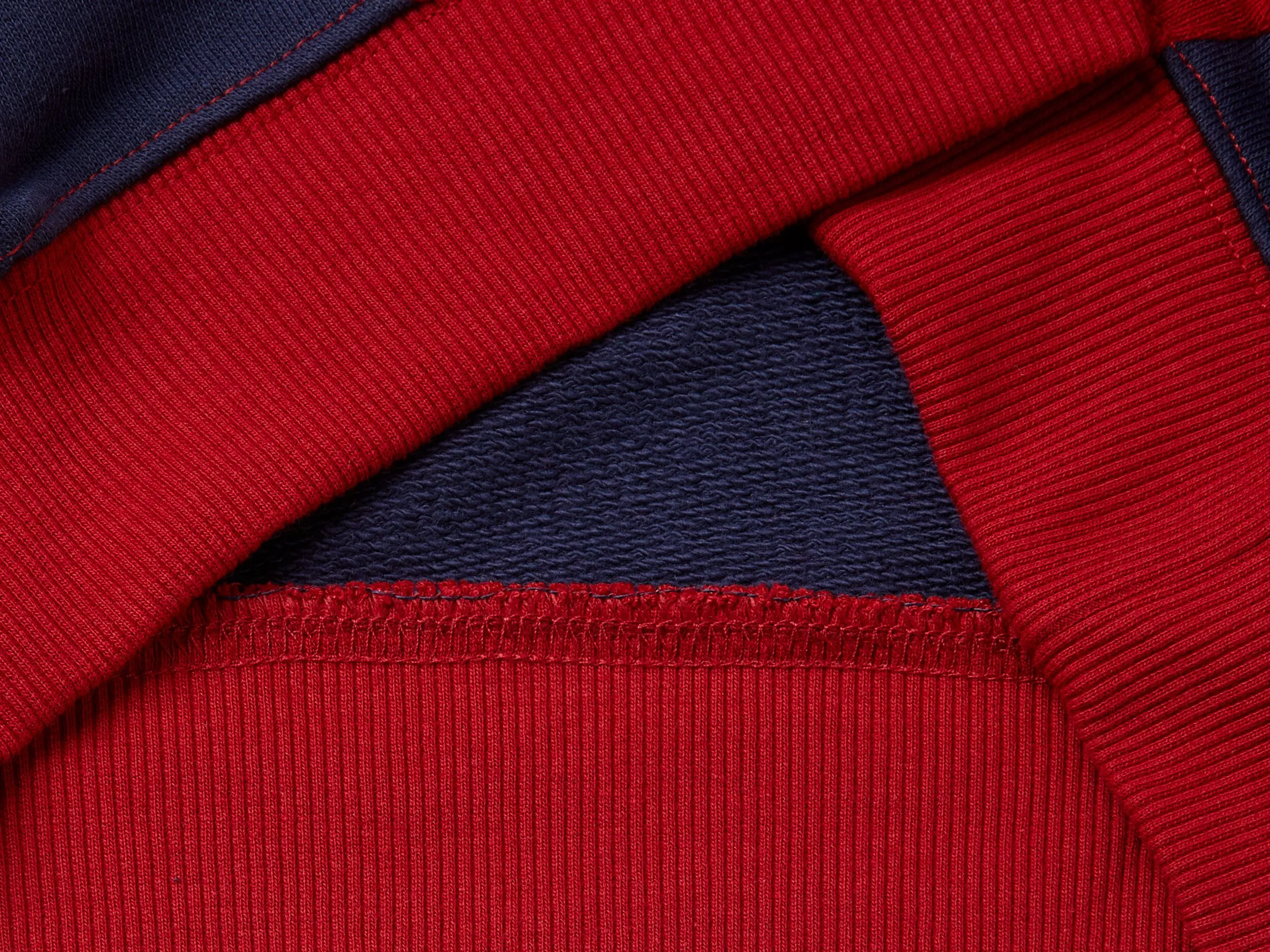 Sudadera con estampado y capucha