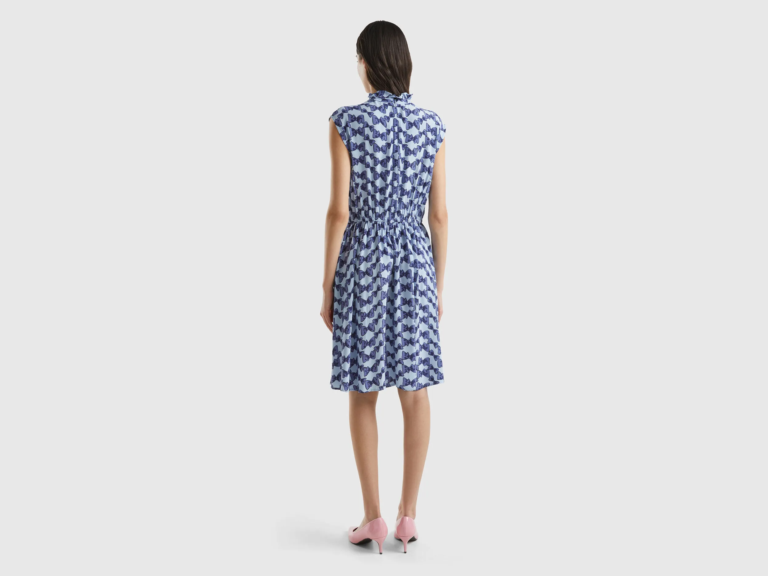 Vestido corto con estampado de lazos
