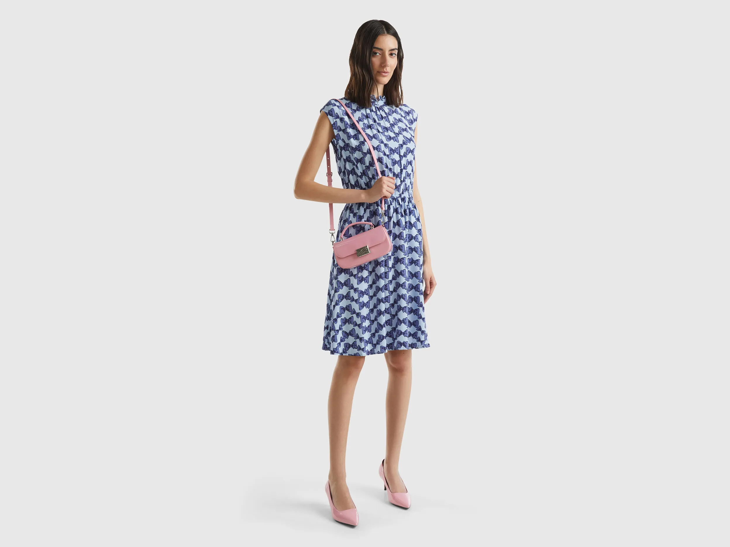 Vestido corto con estampado de lazos