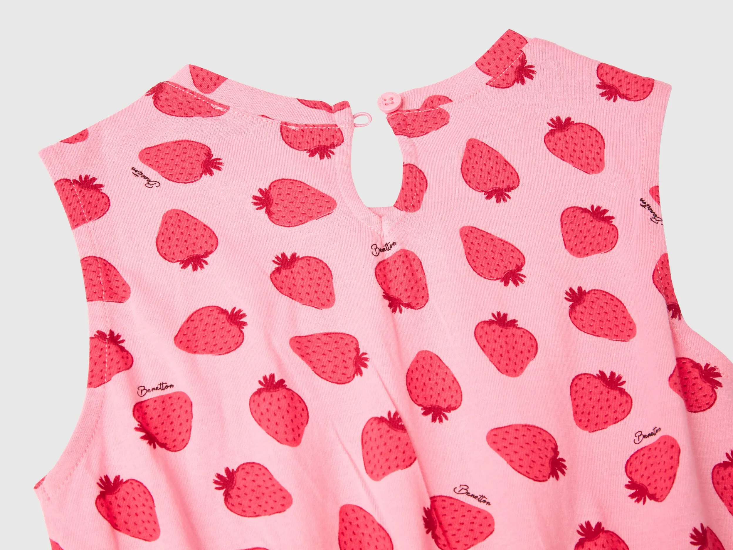 Vestido rosa con estampado de fresas