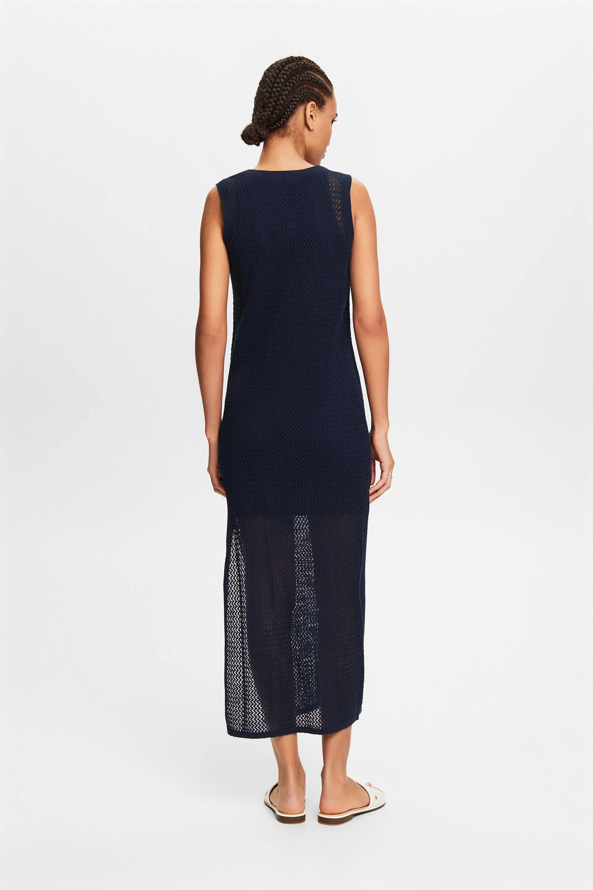 Vestido texturizado sin mangas con cuello pico