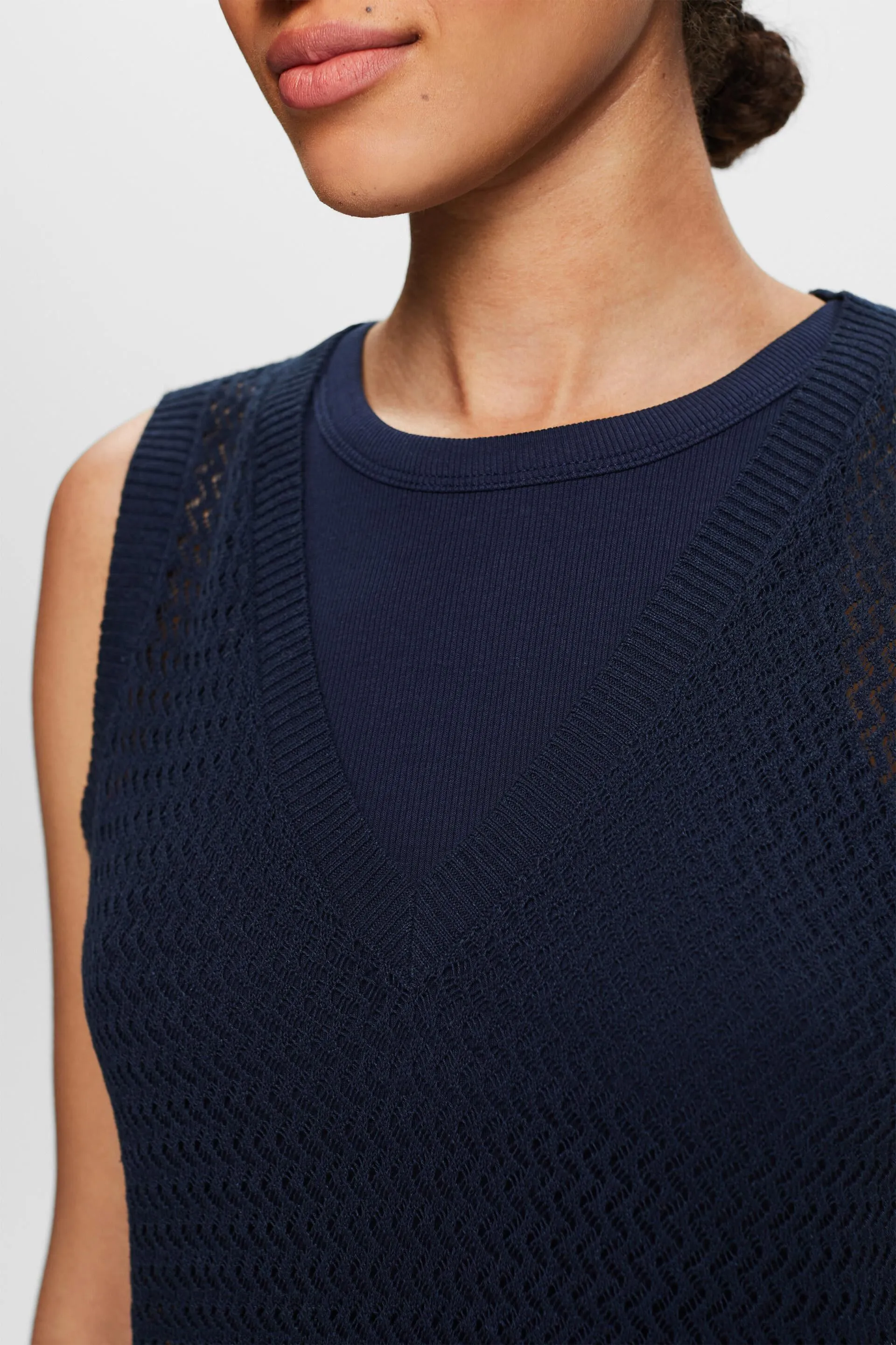 Vestido texturizado sin mangas con cuello pico
